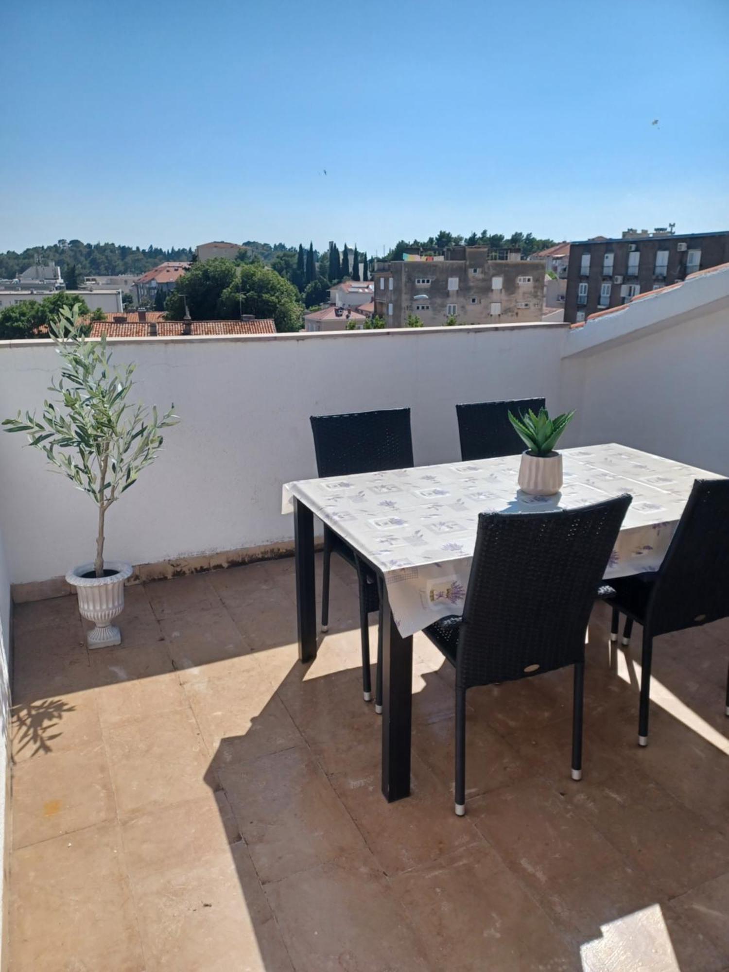 Apartments Emilija Makarska Rom bilde